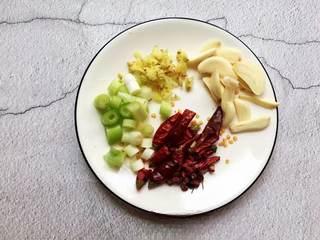 Stir-Fried String Beans with Minced Pork step 4: Break the dried chilies into segments. Slice the garlic, julienne the ginger, an