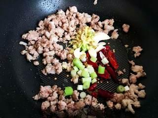 Stir-Fried String Beans with Minced Pork step 5: Heat a small amount of oil in the wok. Add the minced pork and stir-fry until co