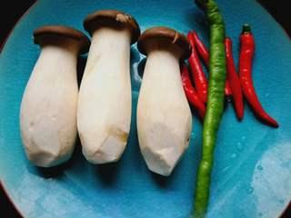 Spicy and Hot Stir-Fried Shiitake Mushrooms with Vegetables step 1: Prepare the shiitake mushrooms, green peppers, and red peppers.