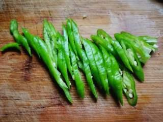Spicy and Hot Stir-Fried Shiitake Mushrooms with Vegetables step 2: Slice the green peppers into thin strips.