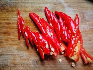 Spicy and Hot Stir-Fried Shiitake Mushrooms with Vegetables step 3: Slice the red peppers into thin strips.