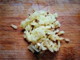Spicy and Hot Stir-Fried Shiitake Mushrooms with Vegetables step 4: Finely mince the ginger.