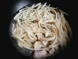 Spicy and Hot Stir-Fried Shiitake Mushrooms with Vegetables step 5: Tear the shiitake mushrooms into thin strips by hand and blanch them in boiling