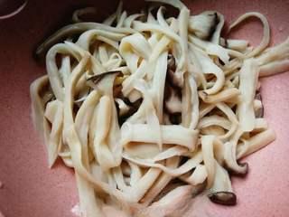 Spicy and Hot Stir-Fried Shiitake Mushrooms with Vegetables step 6: Drain the mushrooms and rinse briefly with cold water. Squeeze out excess moistu