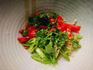 Spicy and Hot Stir-Fried Shiitake Mushrooms with Vegetables step 7: Combine the green pepper strips, red pepper strips, minced ginger, and chopped c