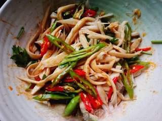 Spicy and Hot Stir-Fried Shiitake Mushrooms with Vegetables step 9: Add the prepared shiitake mushroom strips and toss everything together until eve