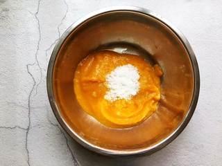 Sweet Pumpkin Steamed Cake Recipe step 2: Mix the sugar into the pumpkin puree and stir until fully dissolved.
