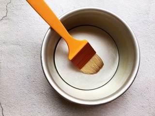 Sweet Pumpkin Steamed Cake Recipe step 6: Lightly grease a 6-inch cake pan with oil. Stir the risen batter to release trap