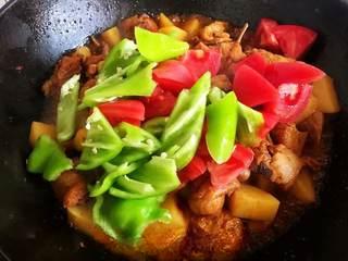 Chicken Thighs and Potato Stir-Fry step 10: Add the green pepper, tomato wedges, and garlic slices. Season with chicken seas