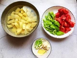 Chicken Thighs and Potato Stir-Fry step 3: Peel and cut the potatoes into chunks and soak them in water. Slice the green pe