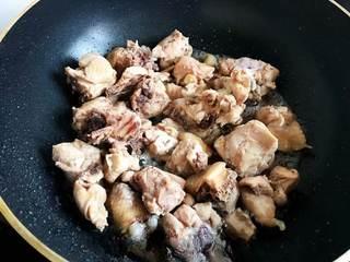 Chicken Thighs and Potato Stir-Fry step 5: Add the chicken pieces and stir-fry until evenly coated with the caramelized sug