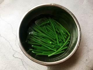 Bean Sprout Salad step 4: Transfer the beans to cold water immediately to stop the cooking process.
