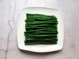 Bean Sprout Salad step 5: Drain well and arrange the cooled string beans on a serving plate.