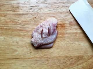 Braised Chicken Wings with Sweet and Savory Flavor step 2: Make two shallow cuts on each side of the chicken wings to help them absorb flav