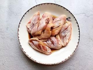 Braised Chicken Wings with Sweet and Savory Flavor step 3: Wash the chicken wings and marinate them briefly with cooking wine, light soy sa