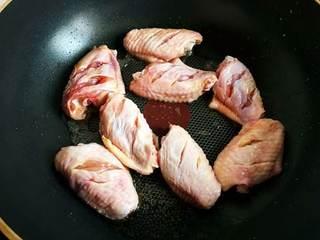 Braised Chicken Wings with Sweet and Savory Flavor step 5: Heat oil in a wok or skillet and pan-fry the chicken wings until both sides are 