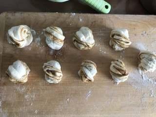 Sesame Twisted Steamed Rolls step 9: Place the shaped rolls on a steamer tray and let them rest for another 20 minute