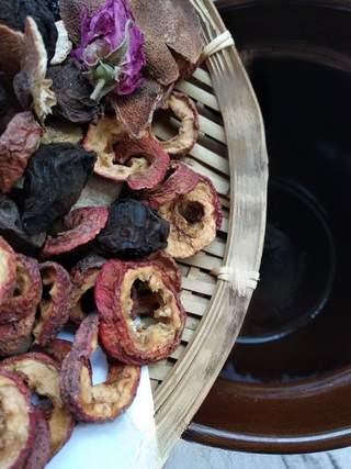 Sour Plum Drink step 2: Place all the dried ingredients in a clay pot or saucepan and rinse briefly with