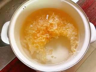 Tremella and Lotus Seed Sweet Soup step 1: Soak the tremella in clean water until fully softened.