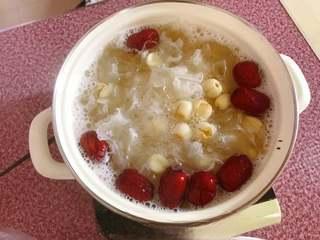 Tremella and Lotus Seed Sweet Soup step 10: Cook until the lotus seeds are tender and the tremella becomes soft and gelatino