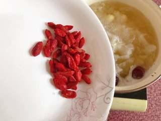 Tremella and Lotus Seed Sweet Soup step 11: Stir in the goji berries.