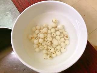 Tremella and Lotus Seed Sweet Soup step 2: Soak the lotus seeds in water until rehydrated.