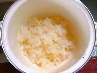 Tremella and Lotus Seed Sweet Soup step 3: Rinse the softened tremella, remove any tough parts, and tear it into small piec
