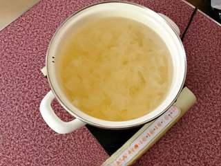 Tremella and Lotus Seed Sweet Soup step 4: Place the tremella in a pot with cold water. Bring to a boil, then reduce to med