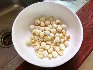 Tremella and Lotus Seed Sweet Soup step 5: Drain and rinse the soaked lotus seeds.