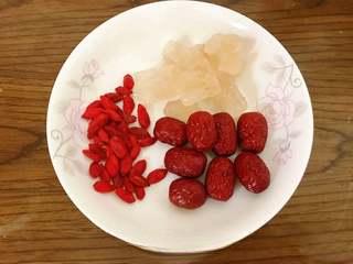 Tremella and Lotus Seed Sweet Soup step 6: Prepare the yellow rock sugar, red dates, and goji berries.