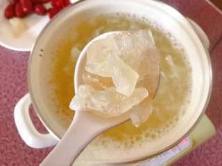 Tremella and Lotus Seed Sweet Soup step 7: After simmering the tremella for about 30 minutes, add yellow rock sugar to tast