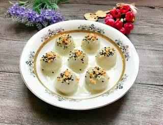 Sweet Red Bean Glutinous Rice Dumplings step 14: Sprinkle with black sesame seeds, white sesame seeds, and crushed peanuts.