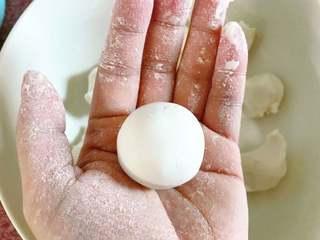 Sweet Red Bean Glutinous Rice Dumplings step 9: Seal the filling completely and roll the dough back into smooth balls.