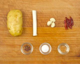 Hot and Sour Shredded Potatoes step 1: Prepare the potato, scallion, dried chilies, garlic, and Sichuan peppercorns.
