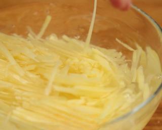 Hot and Sour Shredded Potatoes step 2: Julienne the potato into thin strips. Soak in cold water for 5 minutes, then rin
