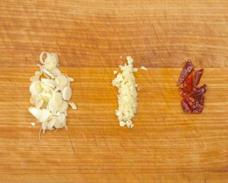 Hot and Sour Shredded Potatoes step 3: Mince the garlic, slice the chilies into segments, and chop the scallion.