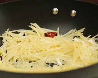 Hot and Sour Shredded Potatoes step 7: Season with salt and white vinegar. Toss well and serve immediately.