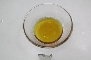 Five-Nut Mooncakes step 1: Whisk the golden syrup, alkaline water, and peanut oil together until smooth and