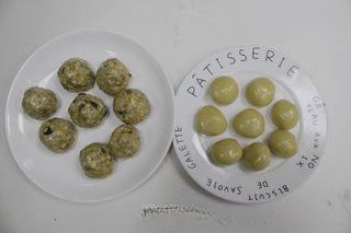 Five-Nut Mooncakes step 8: Divide the dough into 8 portions of about 22 grams each. Divide the filling into