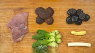Braised Lion's Head Meatballs step 1: Prepare the ingredients. Finely chop the pork, dice the water chestnuts, score t