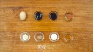 Braised Lion's Head Meatballs step 2: Combine the pork with egg, oyster sauce, soy sauce, Shaoxing wine, white pepper,
