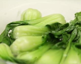 Braised Lion's Head Meatballs step 4: Bring water to a boil. Add a little oil and salt, then blanch the bok choy until
