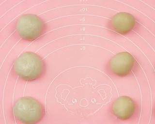 Crispy Flaky Pastries step 10: Divide the water-oil dough into 20-gram portions and the pastry dough into 14-gr