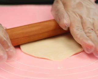 Crispy Flaky Pastries step 17: Press the center, fold the ends inward, flatten, and roll into a round wrapper.