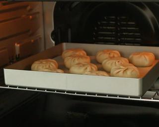 Crispy Flaky Pastries step 21: Bake in a preheated 200°C (390°F) oven on the middle rack for 10 minutes.