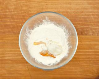 Crispy Flaky Pastries step 5: Mix the water-oil dough ingredients until no dry flour remains.