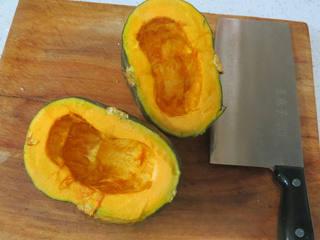 Creamy Pumpkin Pudding step 1: Wash the pumpkin thoroughly and remove the seeds.