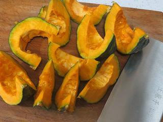 Creamy Pumpkin Pudding step 2: Cut the pumpkin into small chunks.