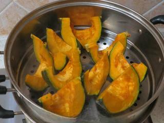 Creamy Pumpkin Pudding step 3: Place the pumpkin pieces in a steamer and steam over high heat for about 15 minu