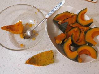 Creamy Pumpkin Pudding step 5: Scoop the pumpkin flesh away from the skin.
